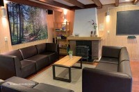 Stimmungsvolles Wohnzimmer mit Kamin – Entspannung bei Gruppenunterkunft De Wolfskuil